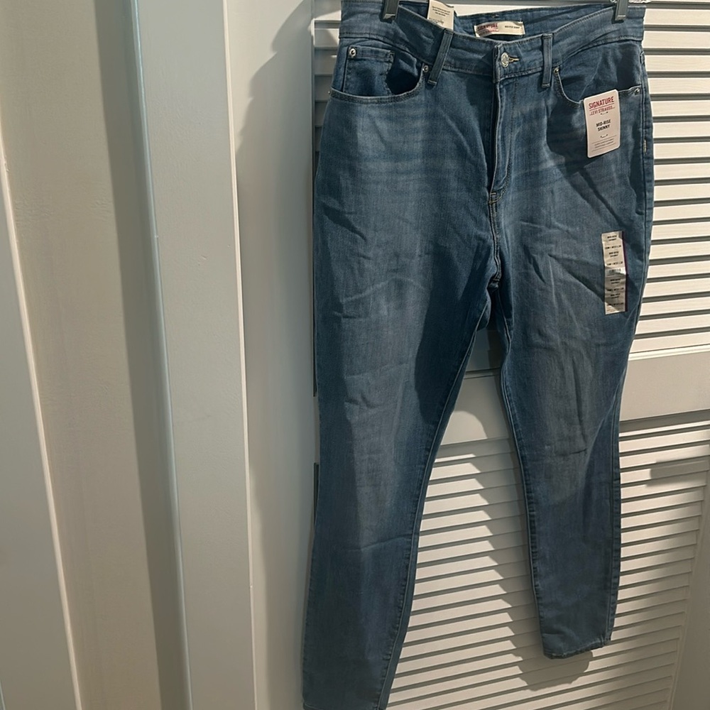 NWT Levi Strauss Signature Mid Rise Skinny Jeans with Stretchy Fabric. Size 16M